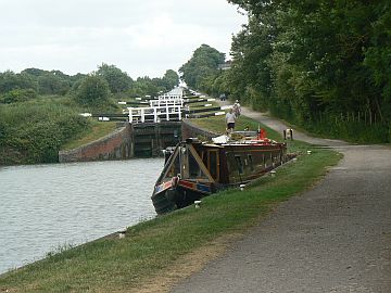 photo looking up caen hill flight from lock 29